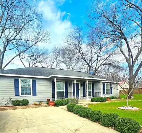 705 E 5th St, Bonham, TX 75418
