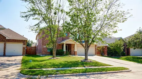 2863 Park Place Dr, Grand Prairie, TX 75052