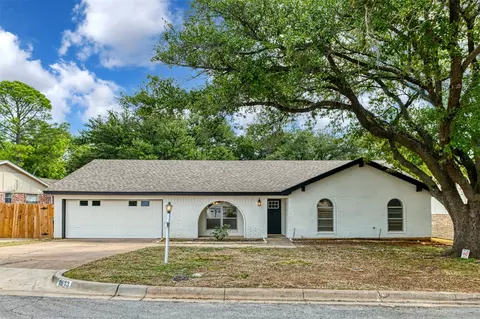 1613 Greendale Ct, Fort Worth, TX 76112