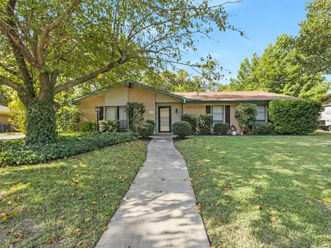 2112 Burning Tree Ln, Denton, TX 76209
