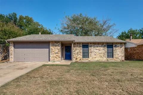6312 Sandhurst Ln E, North Richland Hills, TX 76182