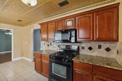 Kitchen - 423 Sumner Dr, Mesquite, TX 75149 photo 2 of 3