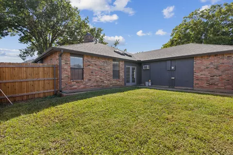 Exterior - 423 Sumner Dr, Mesquite, TX 75149 photo 4 of 5