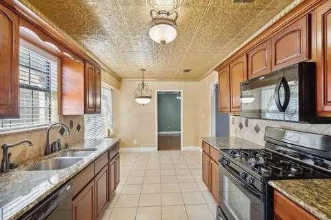 Kitchen - 423 Sumner Dr, Mesquite, TX 75149 photo 1 of 3