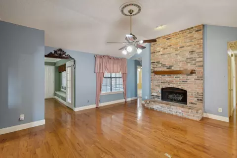 Living - 423 Sumner Dr, Mesquite, TX 75149 photo 2 of 6