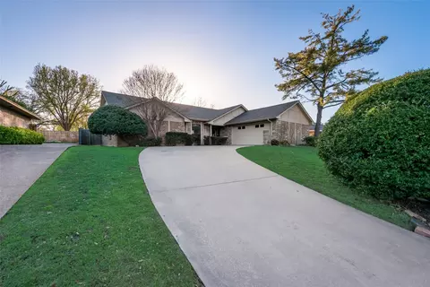 6920 Winchester Pl, Fort Worth, TX 76133