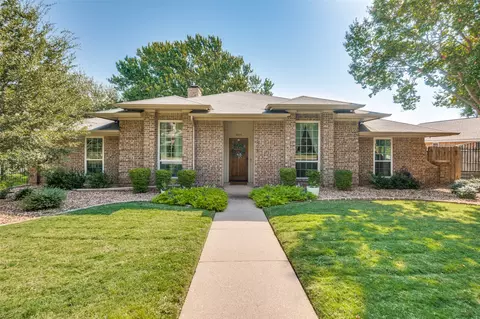 2608 Glenoaks St, Bedford, TX 76021