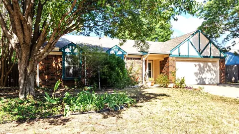 3512 Riverview Dr, Corinth, TX 76210