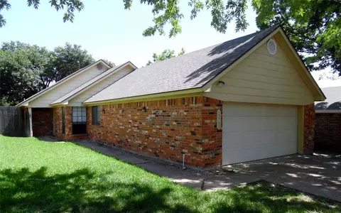 10700 Tall Oak Dr, Fort Worth, TX 76108