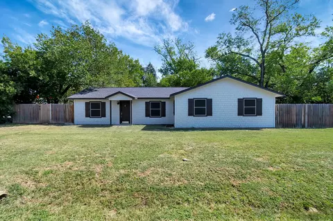 516 Corry A Edwards Dr, Kennedale, TX 76060