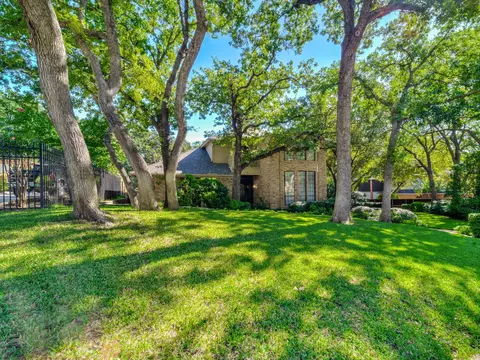 2709 W Shadow Dr, Arlington, TX 76006