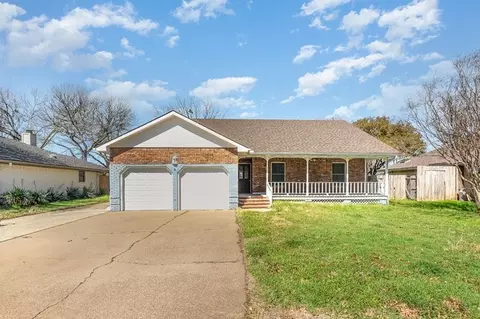 413 Oakwood Cir, Shady Shores, TX 76208