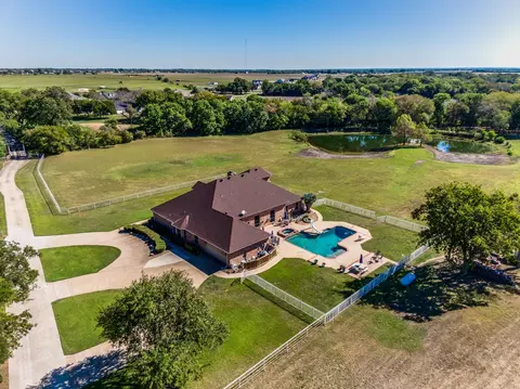 506 Youngblood Rd, Waxahachie, TX 75165