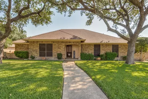 910 Lakeshore Dr, Mesquite, TX 75149