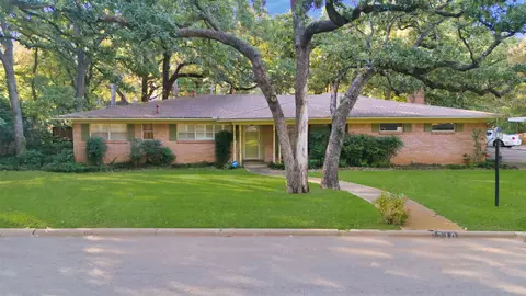 710 Ross Trl, Arlington, TX 76012