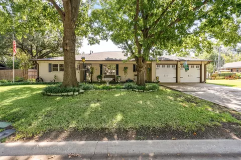 305 SW Dian St, Burleson, TX 76028