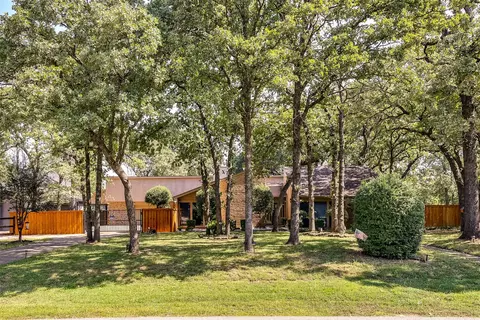 1007 Oak Tree Dr, Fort Worth, TX 76140