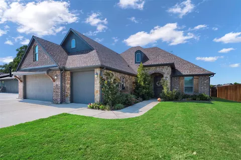 118 Mohave Dr E, Lake Kiowa, TX 76240