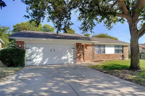 6049 Hillcrest Dr, Watauga, TX 76148