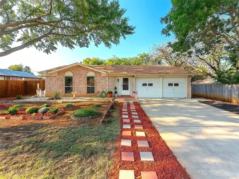1916 Devonshire Dr, Arlington, TX 76015