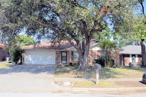 6425 Loma Vista Dr, Watauga, TX 76148