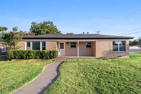 233 Oak Dr E, Hurst, TX 76053