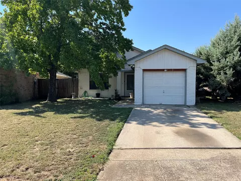 9112 Coral Ln, Fort Worth, TX 76140
