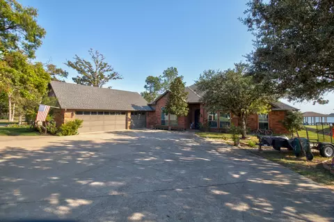 821 Kiowa Dr W, Gainesville, TX 76240