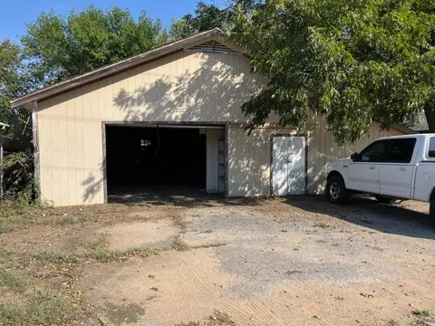 417 S Prairie St, Pilot Point, TX 76258