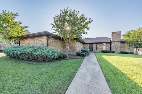 1701 E Valley Ln, Grand Prairie, TX 75050