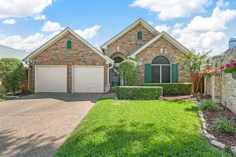 2433 Bridgeton Ln, Bedford, TX 76021