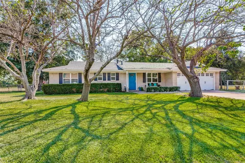 820 Crockett Dr, Burleson, TX 76028