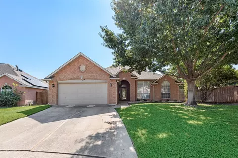 7100 Canyon Ct, Fort Worth, TX 76137