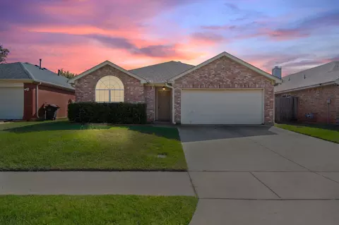 9028 Brushy Creek Trl, Fort Worth, TX 76118