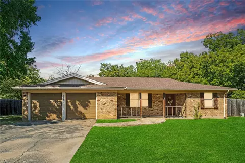 729 Plaza Dr, Fort Worth, TX 76140