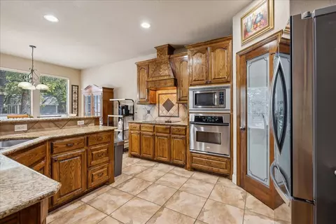 217 S Natural Springs Ln, Azle, TX 76020