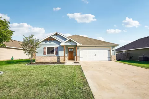 105 Arrowhead Dr, Sanger, TX 76266