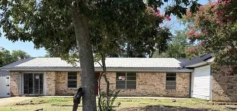 420 Lawson Ln, Pilot Point, TX 76258