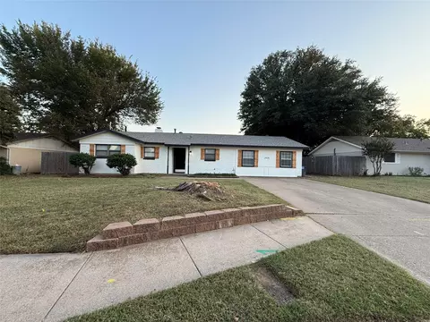 2925 Needles St, Euless, TX 76040 photo 2