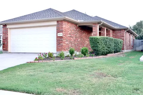 5913 Kristen Dr, Fort Worth, TX 76131