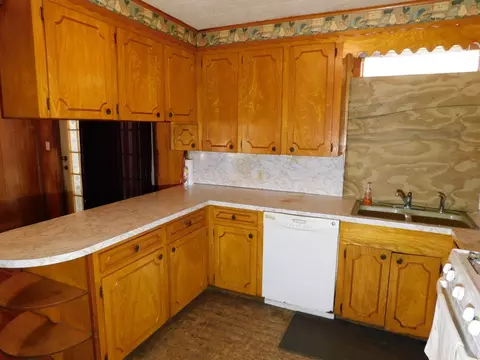 Kitchen - 303 Center Park Dr, Springhill, LA 71075 photo 5 of 7