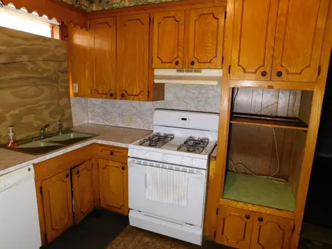 Kitchen - 303 Center Park Dr, Springhill, LA 71075 photo 6 of 7