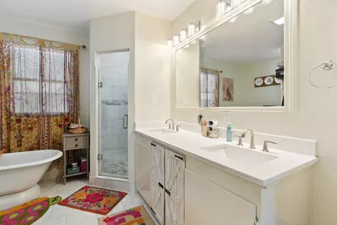 Bath - 1306 Arp St, Commerce, TX 75428 photo 1 of 5