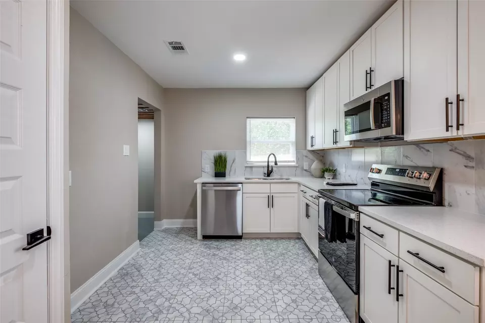 Kitchen - 1023 Fernwood, Dallas, TX 75216 photo 2 of 5