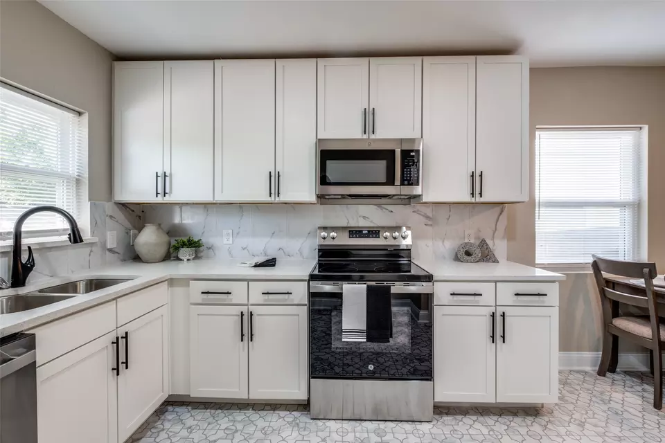 Kitchen - 1023 Fernwood, Dallas, TX 75216 photo 5 of 5