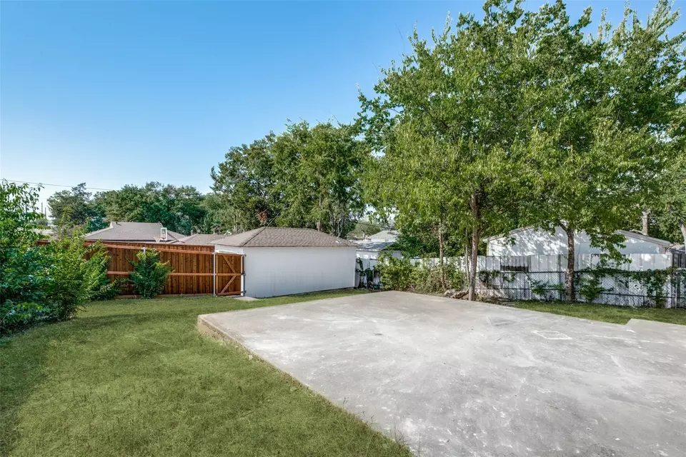 Exterior - 1023 Fernwood, Dallas, TX 75216 photo 3 of 7