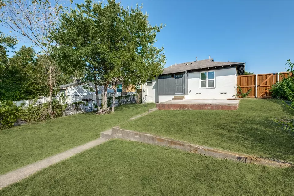 Exterior - 1023 Fernwood, Dallas, TX 75216 photo 4 of 7