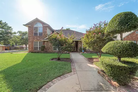 7736 Blossom Dr, Fort Worth, TX 76133