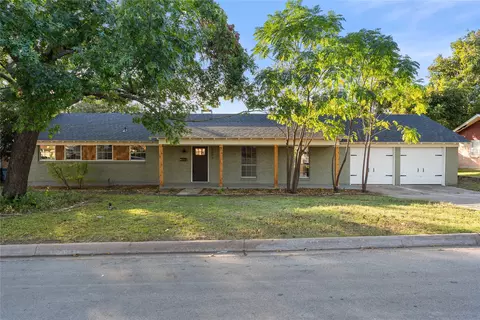 3808 Palomino Dr, Benbrook, TX 76116