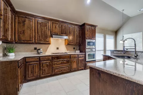 8217 Tyler Dr, Lantana, TX 76226